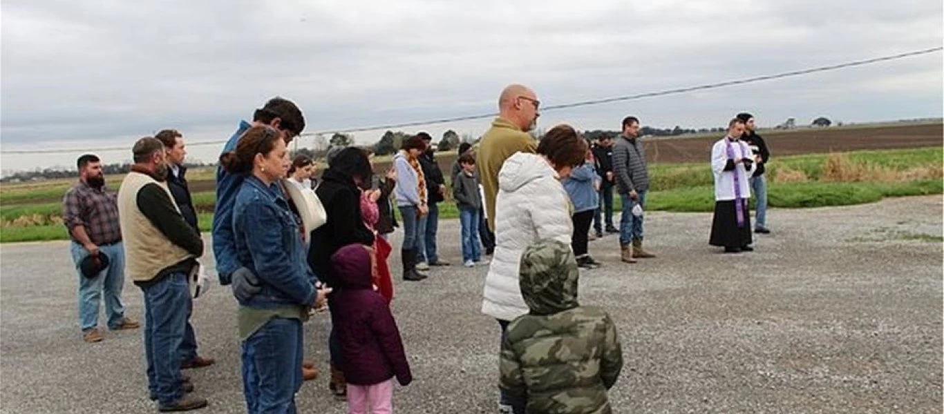 Λουιζιάνα: Ιερέας επιστράτευσε αεροπλάνο για να ρίξει αγιασμό στους πιστούς (φωτο)